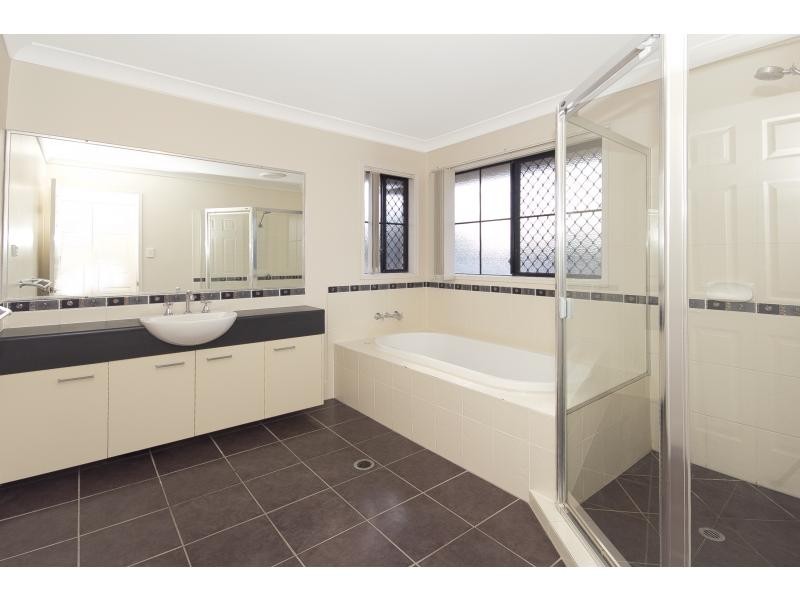 8 Lomond Place, Parkinson QLD 4115