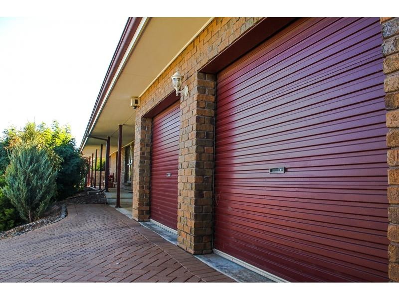 25 Lepena Crescent, Hallett Cove SA 5158