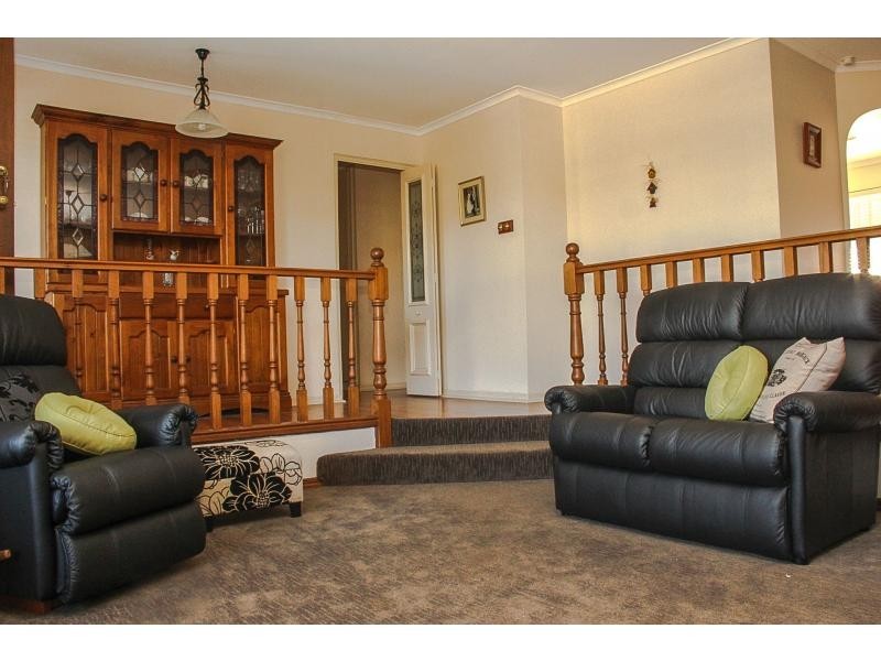 25 Lepena Crescent, Hallett Cove SA 5158