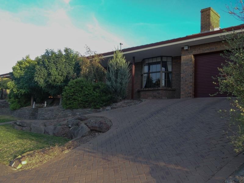 25 Lepena Crescent, Hallett Cove SA 5158
