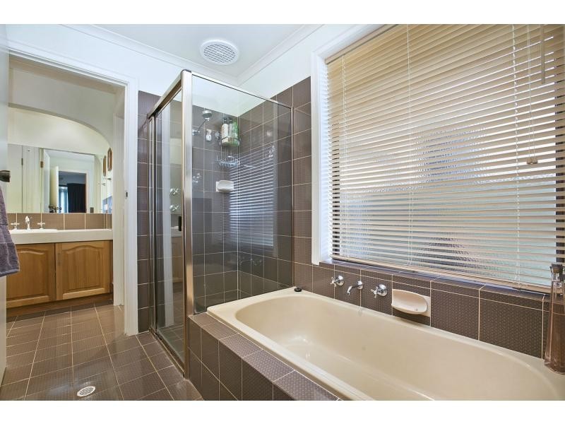 24 Neeangarra Crescent, Hallett Cove SA 5158