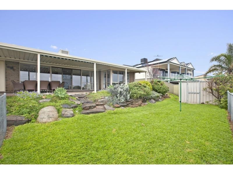 24 Neeangarra Crescent, Hallett Cove SA 5158