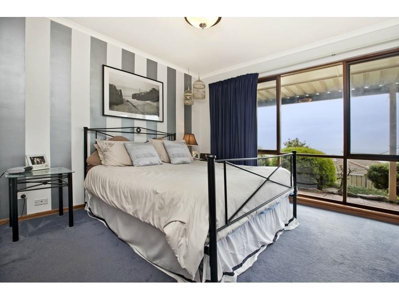 24 Neeangarra Crescent, Hallett Cove SA 5158