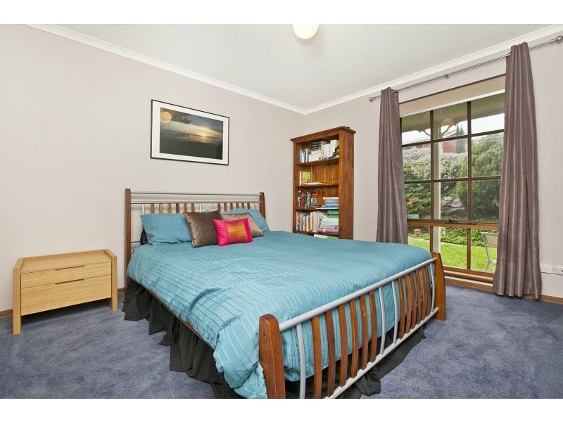 24 Neeangarra Crescent, Hallett Cove SA 5158