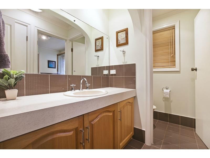 24 Neeangarra Crescent, Hallett Cove SA 5158