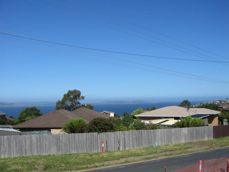 L2/132 Burwood Drive, Blackmans Bay TAS 7052