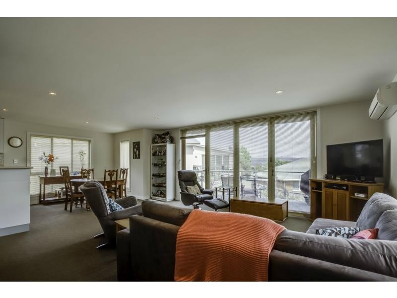 2/35 Rothesay Close, Newnham TAS 7248