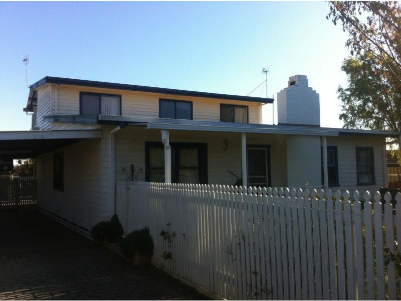 210 Burchfield Avenue, Deniliquin NSW 2710