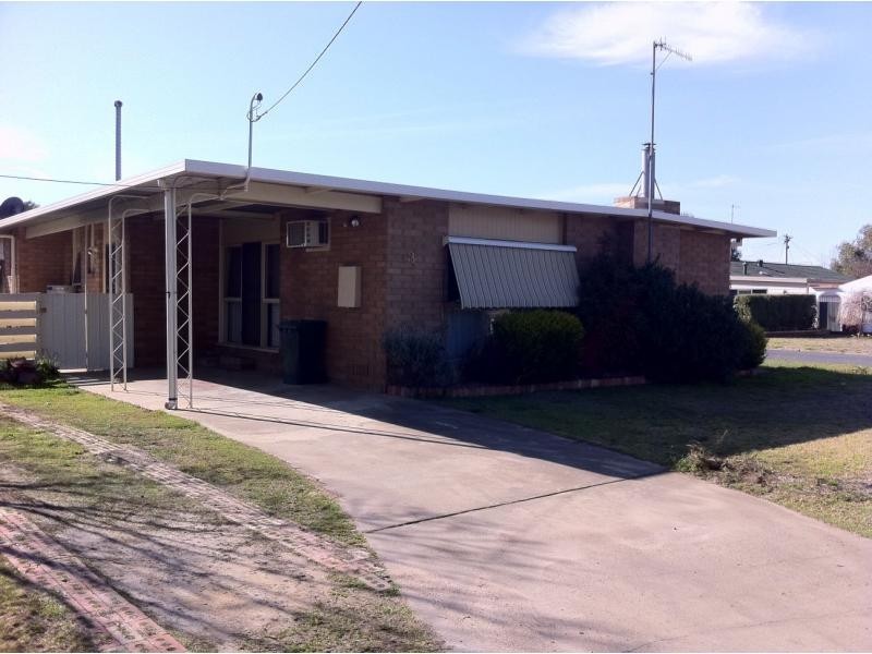 3 Greaves Crescent, Deniliquin NSW 2710