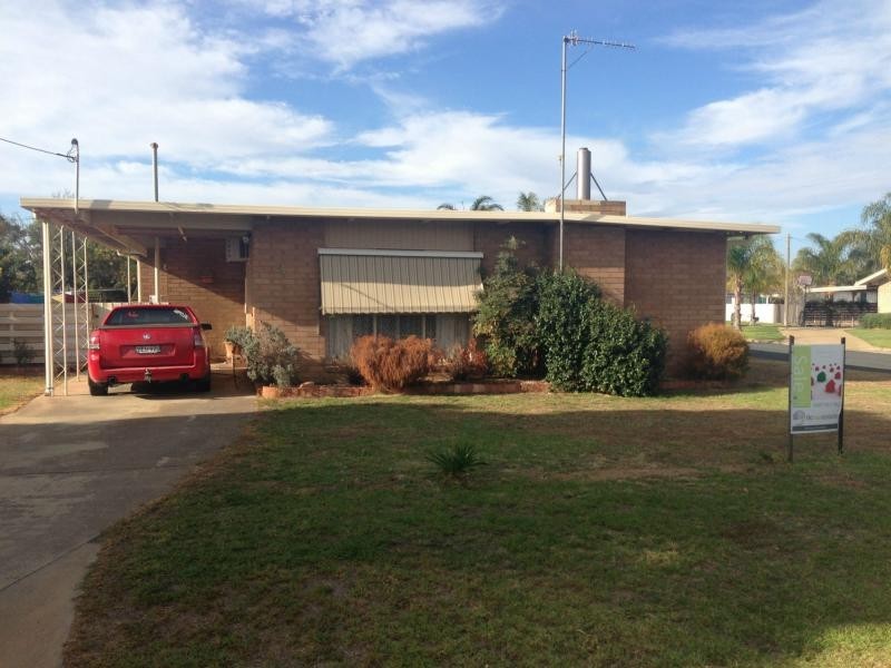 3 Greaves Crescent, Deniliquin NSW 2710