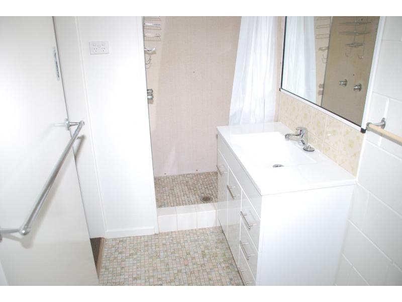 Unit 4/13 Awoonga Avenue, Burleigh Heads QLD 4220