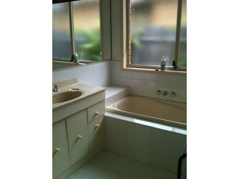 2 Ridgewood Court, Burleigh Waters QLD 4220