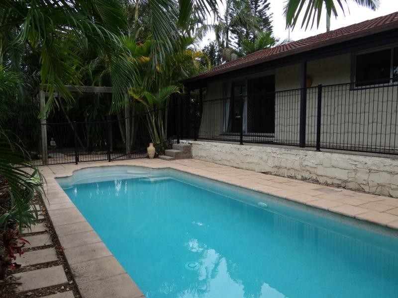 65 Alec Avenue, Mermaid Waters QLD 4218