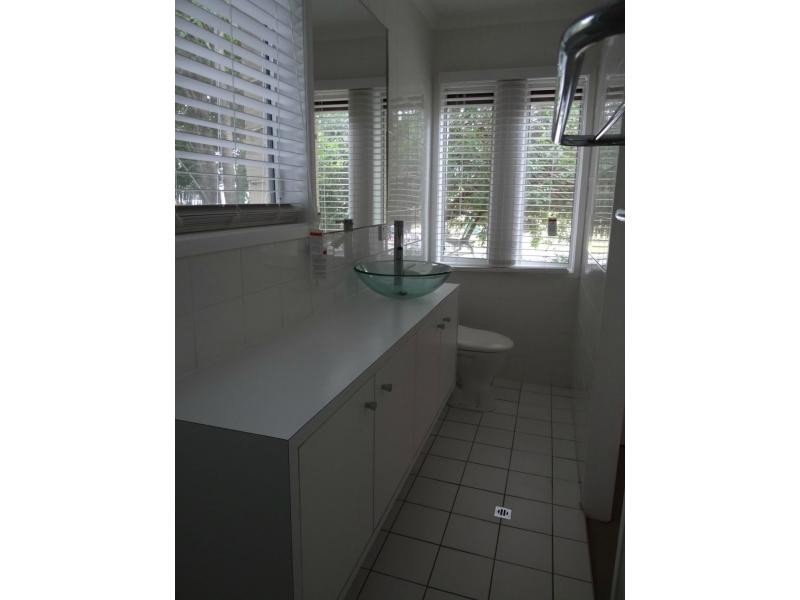 65 Alec Avenue, Mermaid Waters QLD 4218