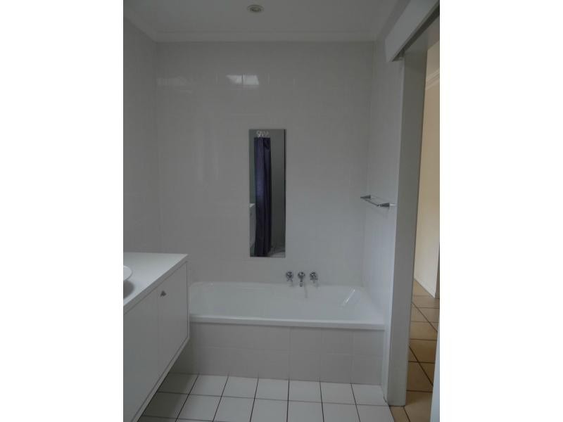 65 Alec Avenue, Mermaid Waters QLD 4218