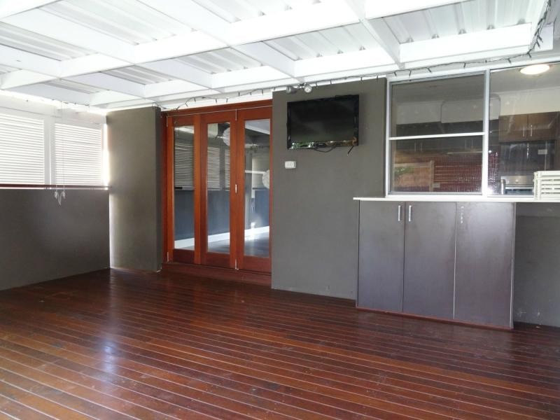 17 Razorbill Street, Burleigh Waters QLD 4220