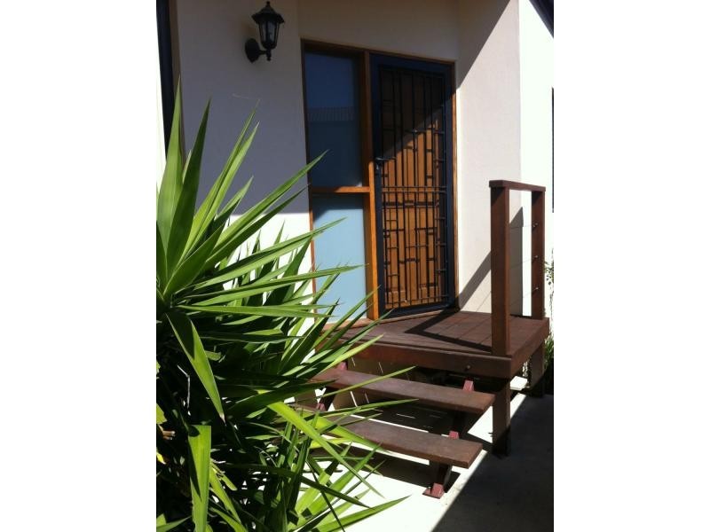 Duplex 2/15a Wyndham Street, Southport QLD 4215