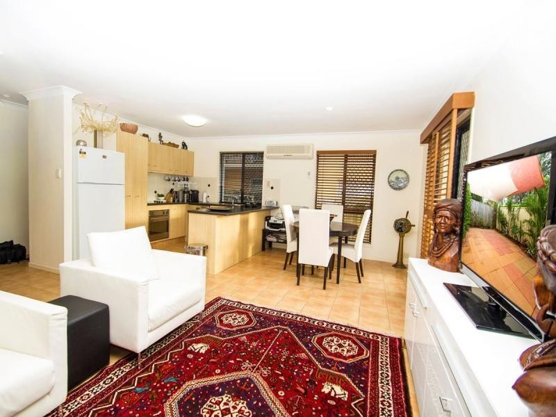 Duplex 2/10 Bright Avenue, Labrador QLD 4215