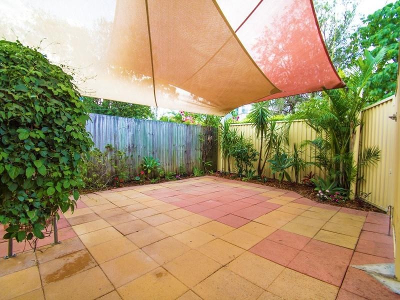 Duplex 2/10 Bright Avenue, Labrador QLD 4215