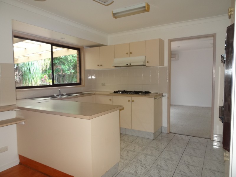 4 Yalgoo Ct, Mermaid Waters QLD 4218