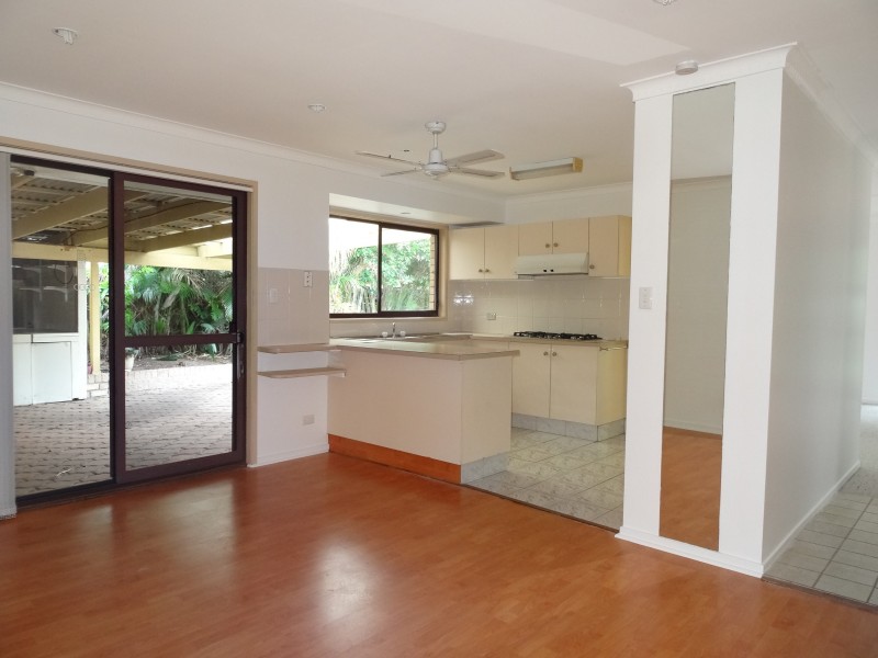 4 Yalgoo Ct, Mermaid Waters QLD 4218