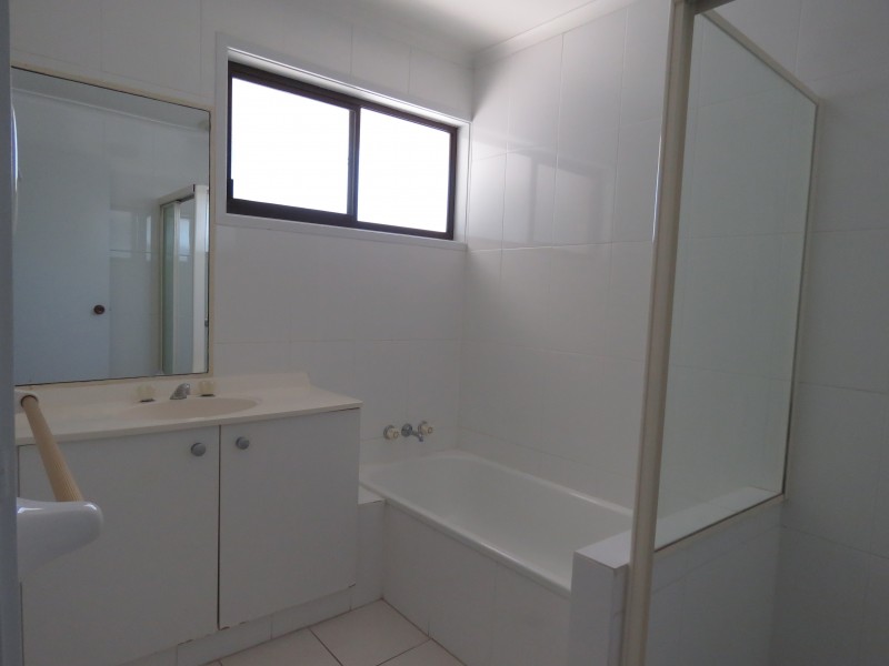 4 Yalgoo Ct, Mermaid Waters QLD 4218