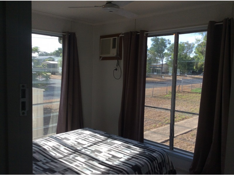 25 Bean St, Blackwater QLD 4717