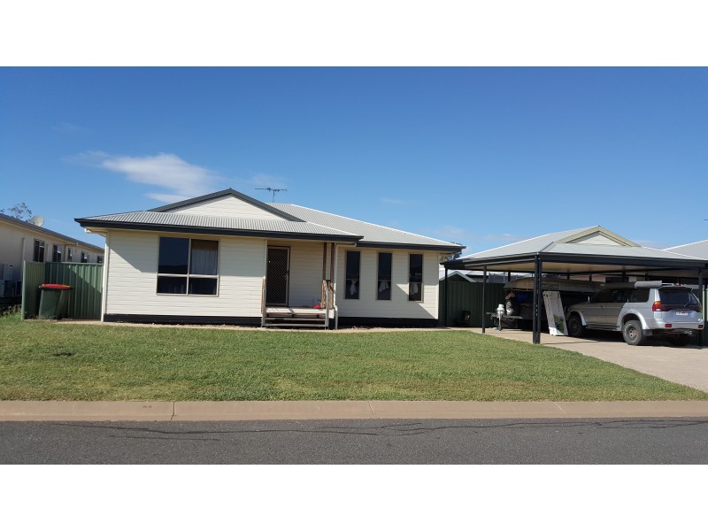 8 Summer Red Ct, Blackwater QLD 4717