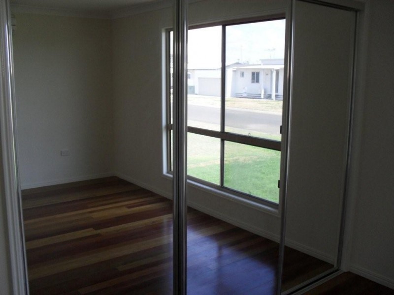 8 Summer Red Ct, Blackwater QLD 4717