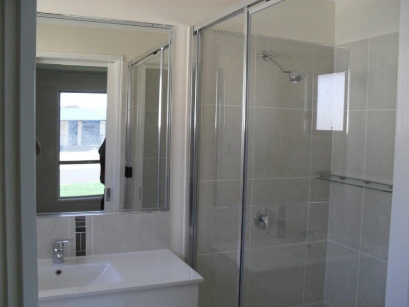 8 Summer Red Ct, Blackwater QLD 4717
