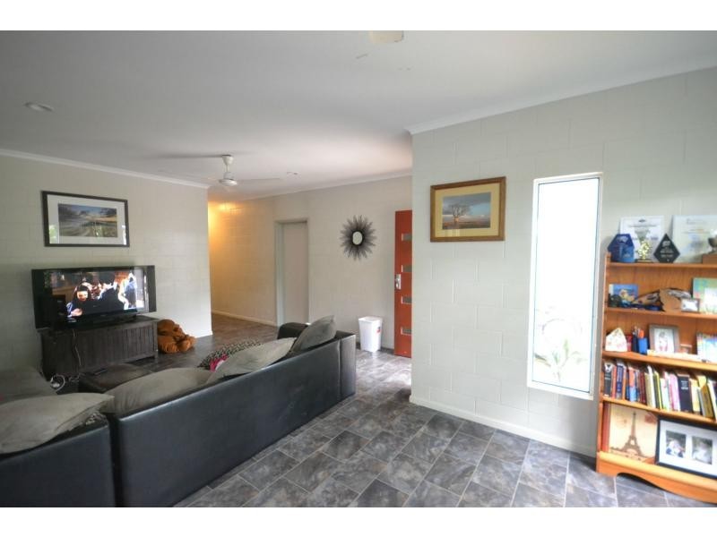 18 Lomatia Close, Redlynch QLD 4870