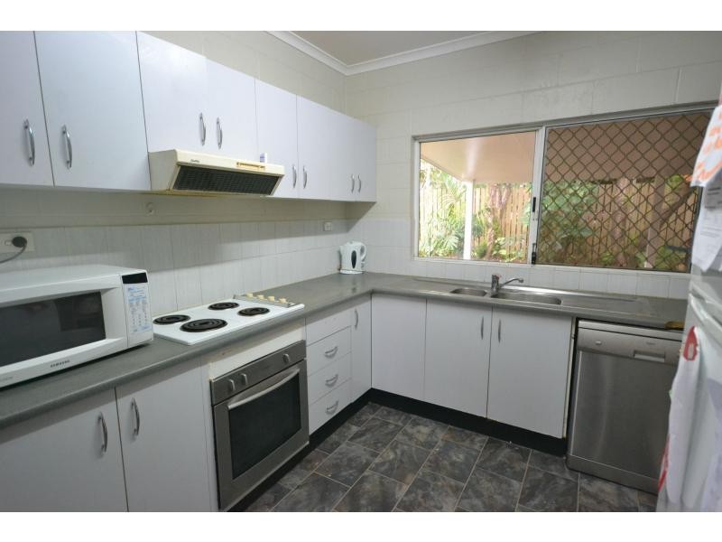 18 Lomatia Close, Redlynch QLD 4870