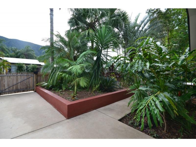 18 Lomatia Close, Redlynch QLD 4870