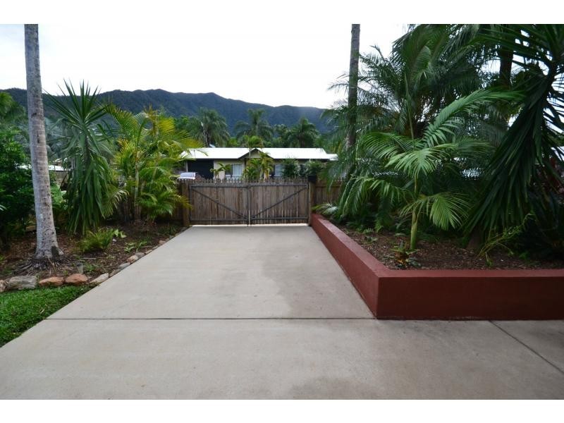 18 Lomatia Close, Redlynch QLD 4870