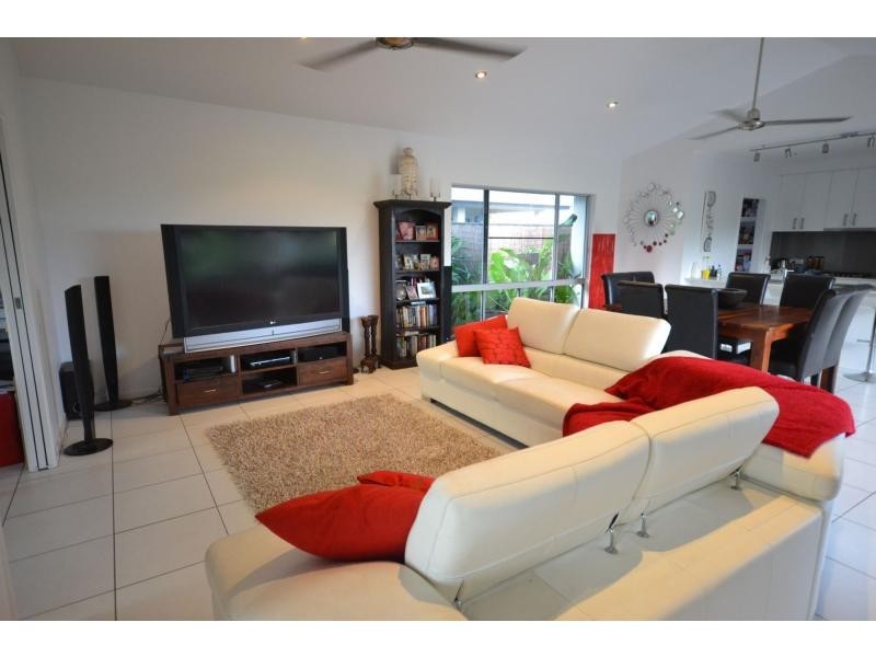 19 Springbrook Avenue, Redlynch QLD 4870
