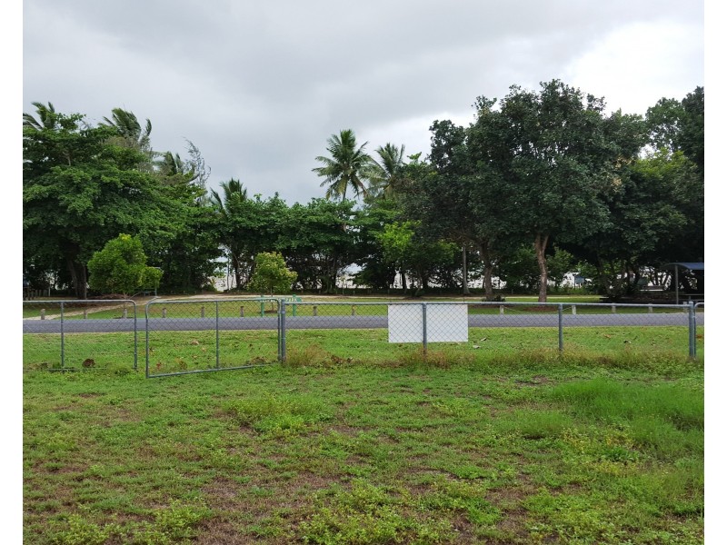 7 Robert Johnstone Pde, Kurrimine Beach QLD 4871