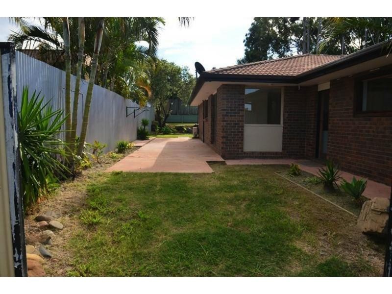 2/210 Olsen Avenue, Arundel QLD 4214
