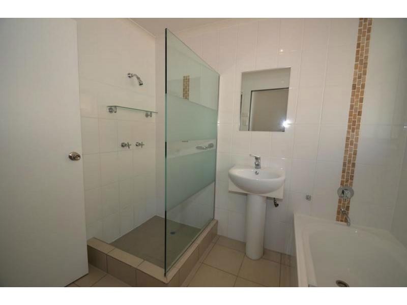 2/210 Olsen Avenue, Arundel QLD 4214