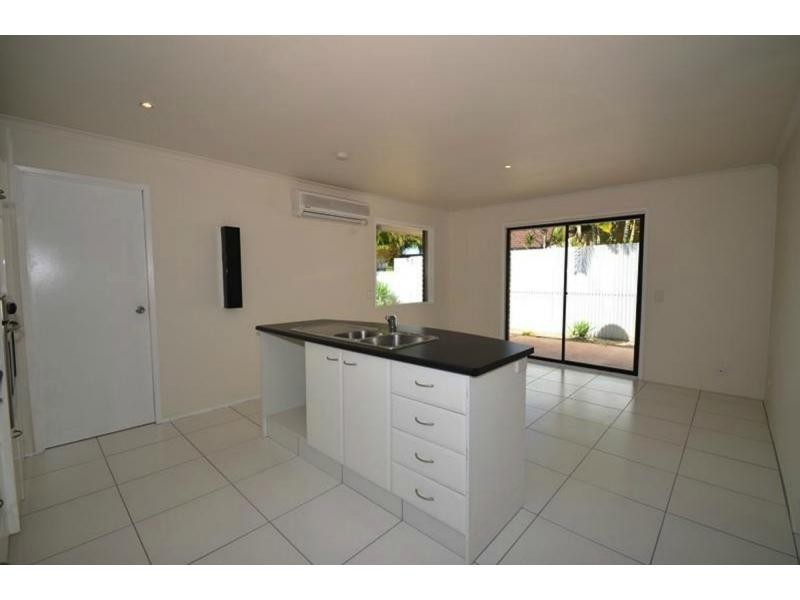 2/210 Olsen Avenue, Arundel QLD 4214