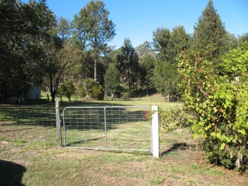 4 Hood Street, Proston QLD 4613