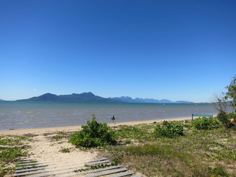 1 Edmondson Close, Cardwell QLD 4849