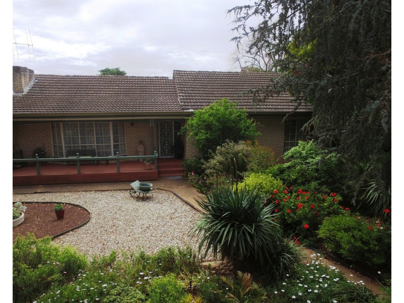 2 Hughes St, Barooga NSW 3644