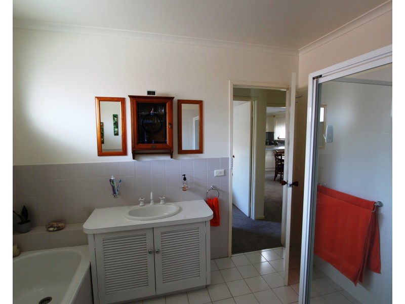 4 Manse Rd, Cobram VIC 3644