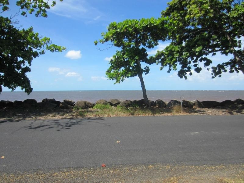 1 Esplanade, Flying Fish Point QLD 4860