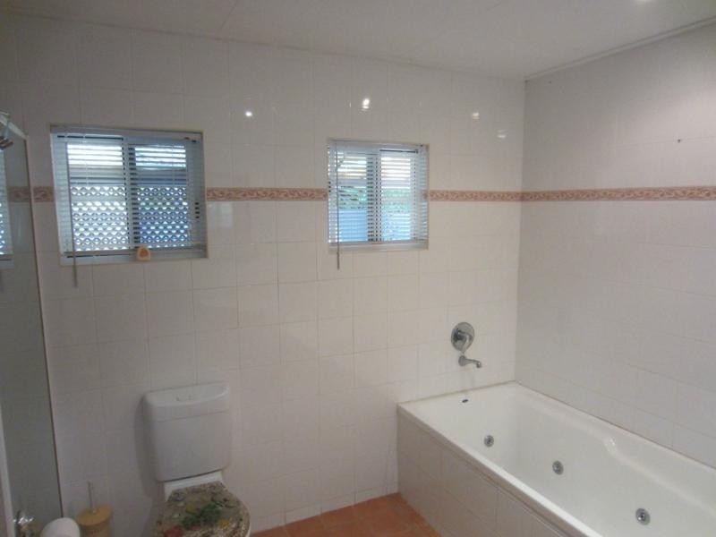 1 Esplanade, Flying Fish Point QLD 4860