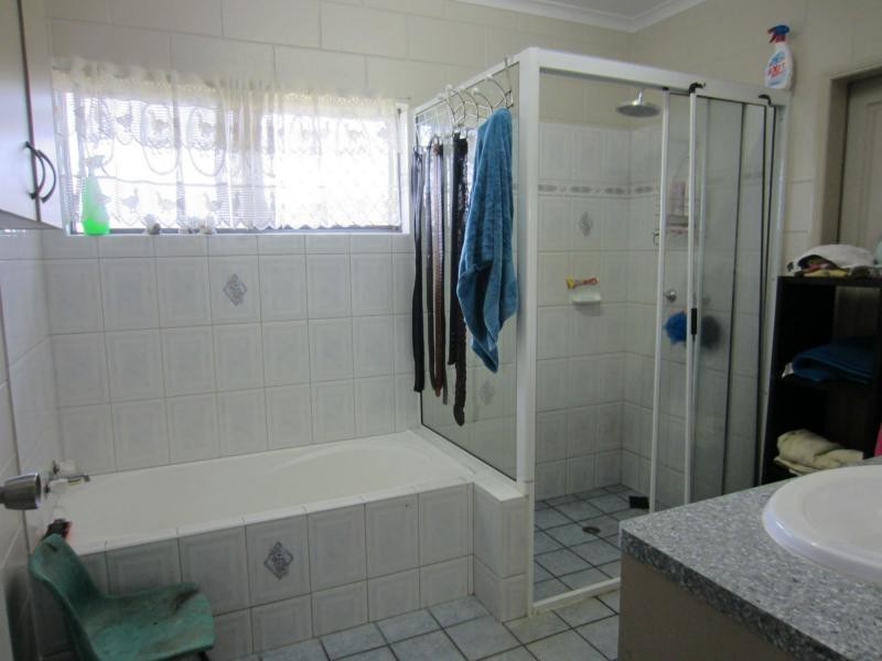 6 GRAHAM Close, Wangan QLD 4871