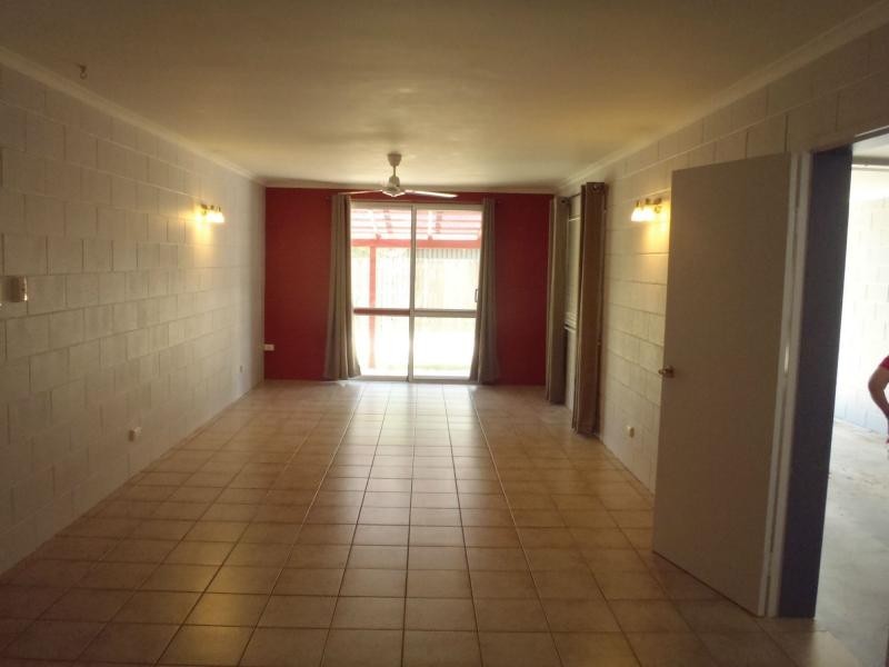 Unit 2/5 Jansen Street North, Slade Point QLD 4740