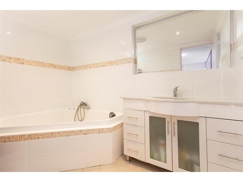 232 Broadwater Road, Mansfield QLD 4122