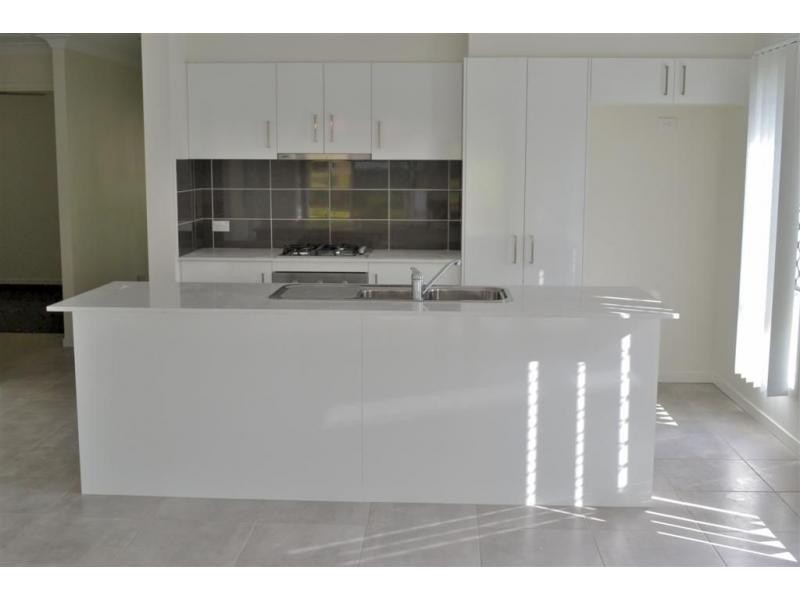 30 Knightsbridge Drive, Chuwar QLD 4306