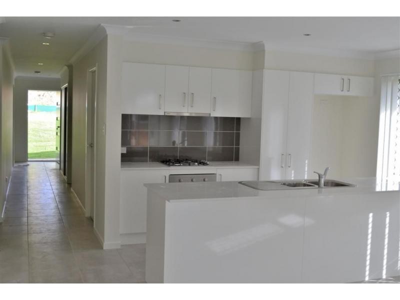 30 Knightsbridge Drive, Chuwar QLD 4306